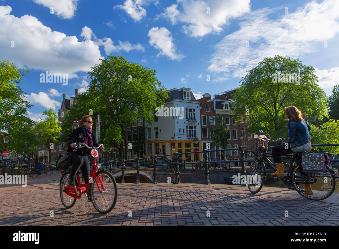 I ciclisti sul ponte, Amsterdam, Paesi Bassi Foto Stock