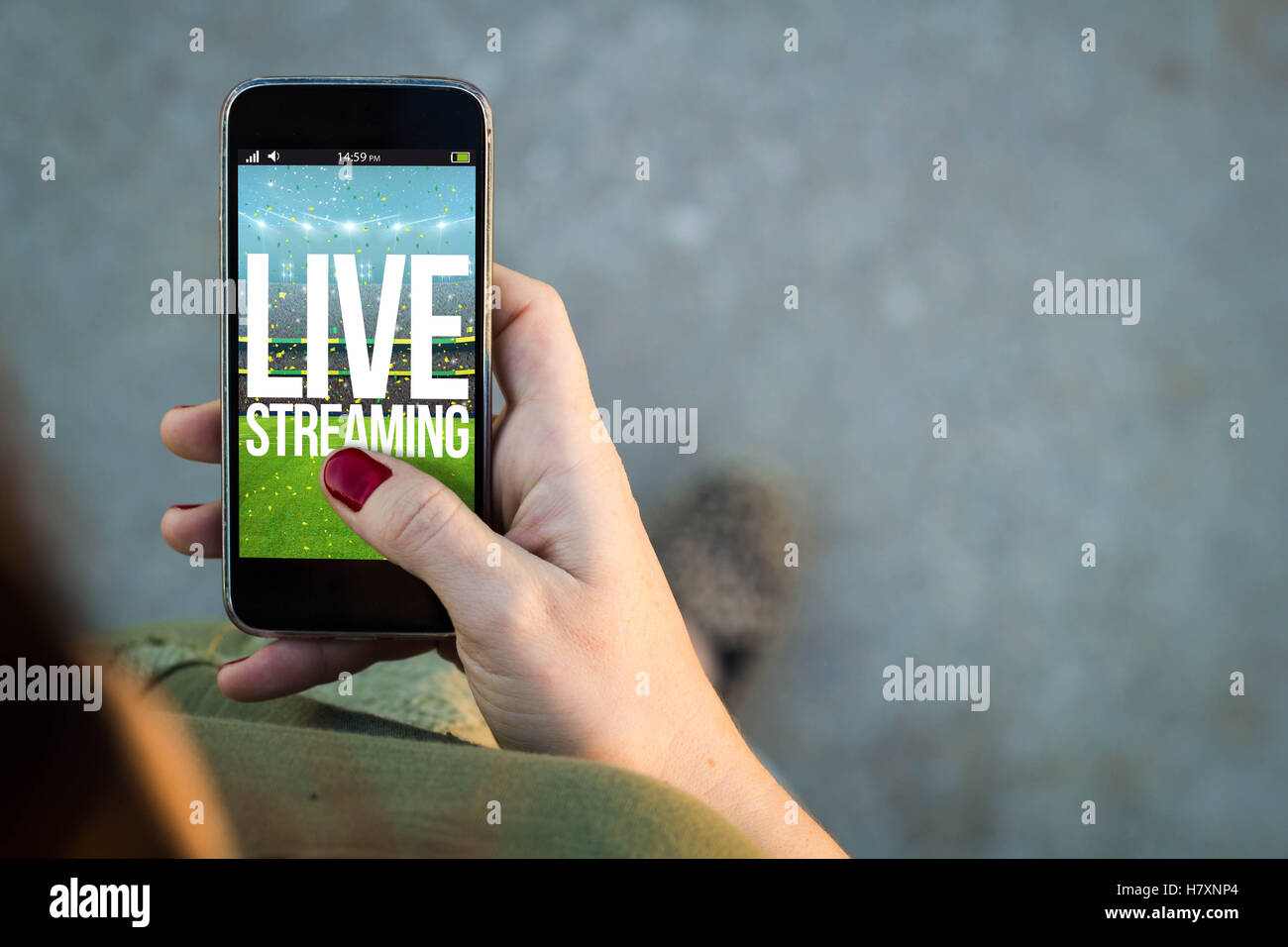 Vista superiore della donna a piedi in strada con il suo telefono cellulare con lo streaming live. Tutti i grafici dello schermo sono costituiti. Foto Stock