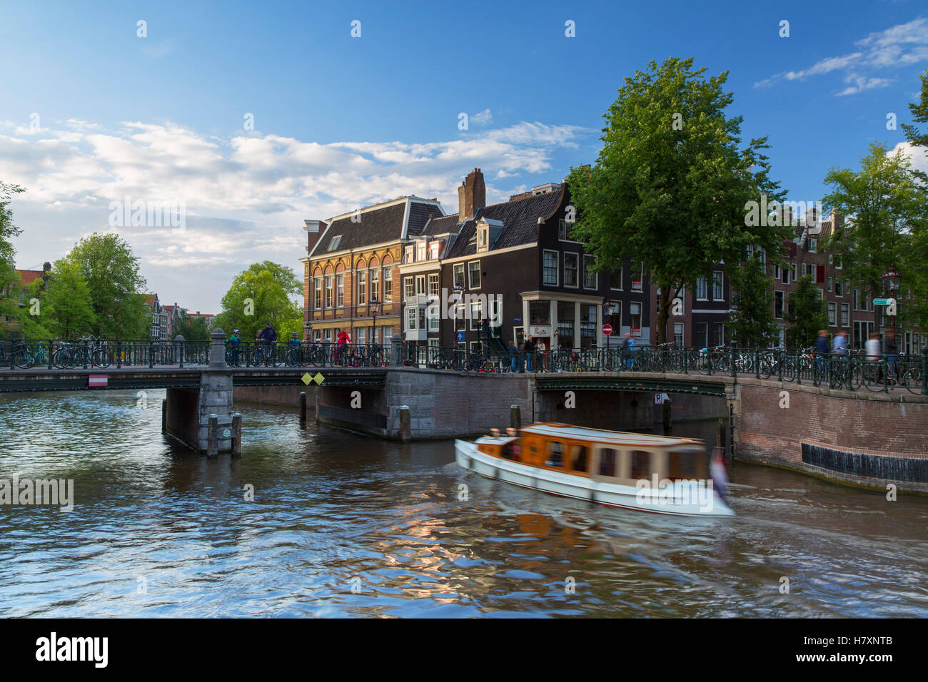Barca sul canale Prinsengracht Amsterdam, Paesi Bassi Foto Stock