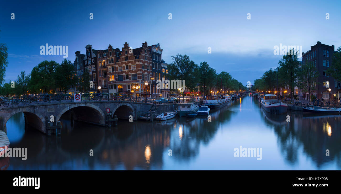 Prinsengracht e Brouwersgracht canali al crepuscolo, Amsterdam, Paesi Bassi Foto Stock