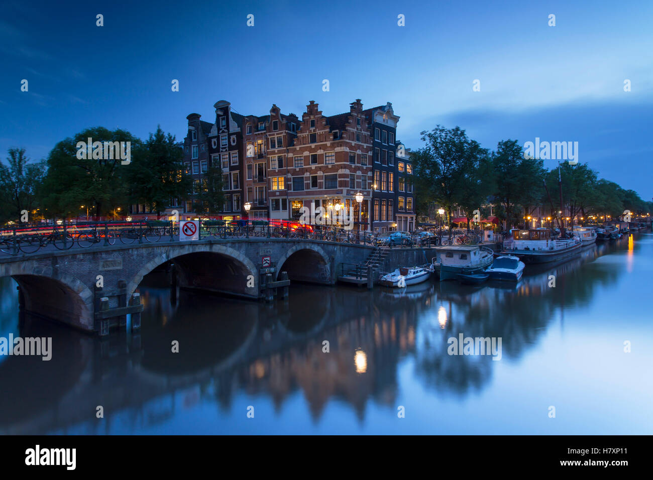 Prinsengracht e Brouwersgracht canali al crepuscolo, Amsterdam, Paesi Bassi Foto Stock