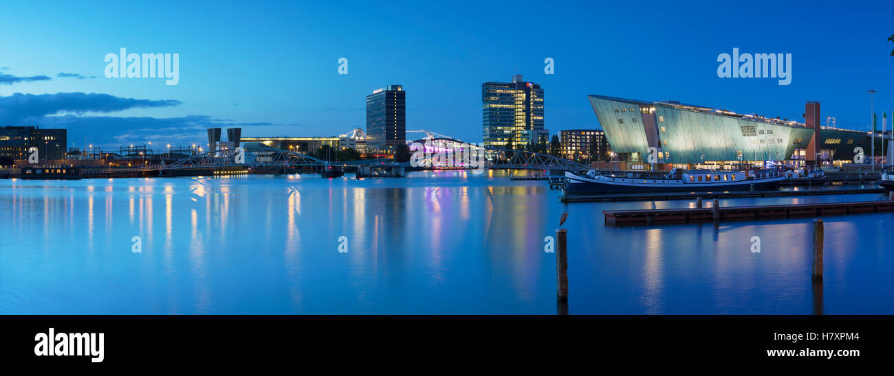 NEMO Science Center e Oosterdok (East Dock) al tramonto, Amsterdam, Paesi Bassi Foto Stock