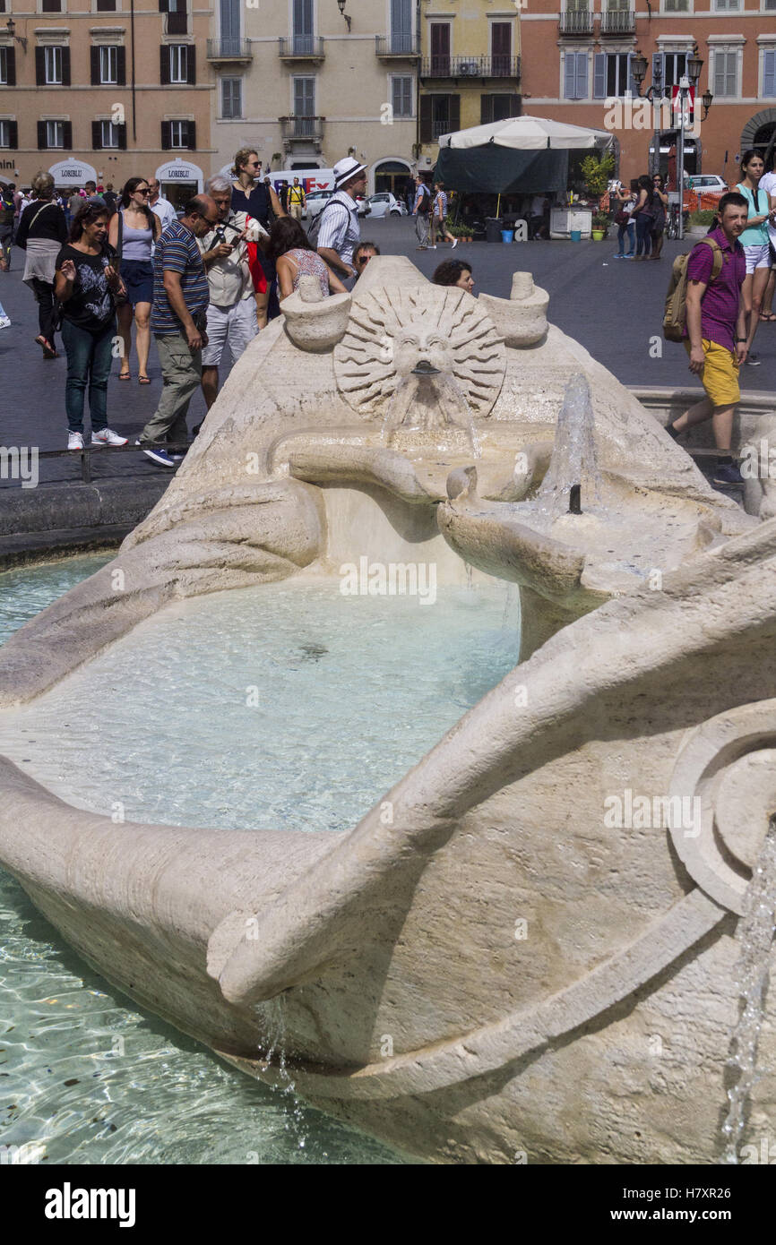 Roma - 15 Settembre 2016: Piazza di Spagna a Roma con la sua fontana e la Scalinata di piazza di Spagna è una delle più celebri piazze della città i Foto Stock