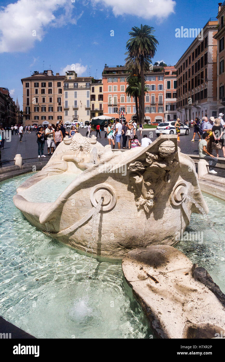 Roma - 15 Settembre 2016: Piazza di Spagna a Roma con la sua fontana e la Scalinata di piazza di Spagna è una delle più celebri piazze della città i Foto Stock