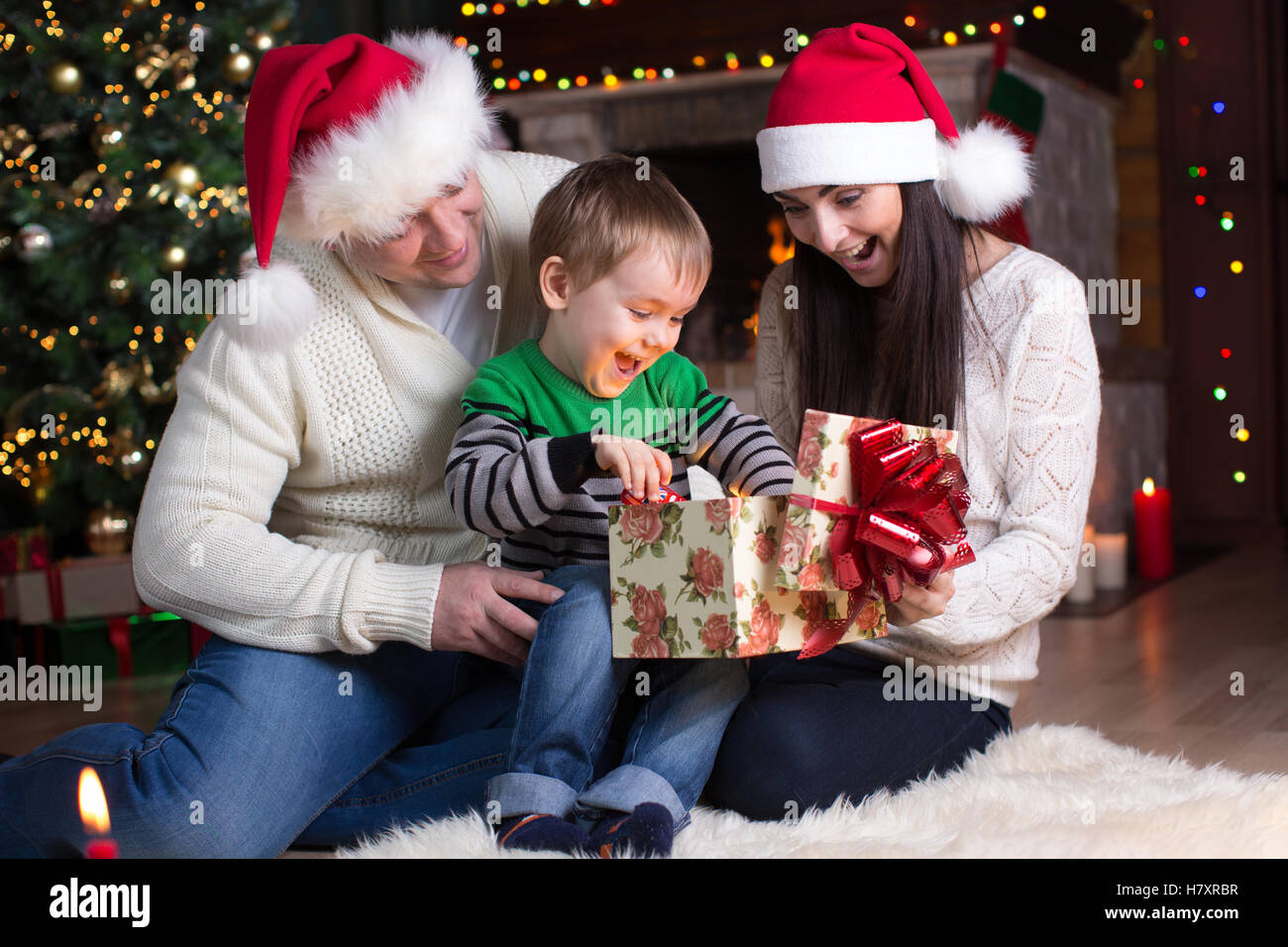 Vacanze, presenta il concetto di natale - happy Family - madre, padre e figlio boy confezione regalo Foto Stock