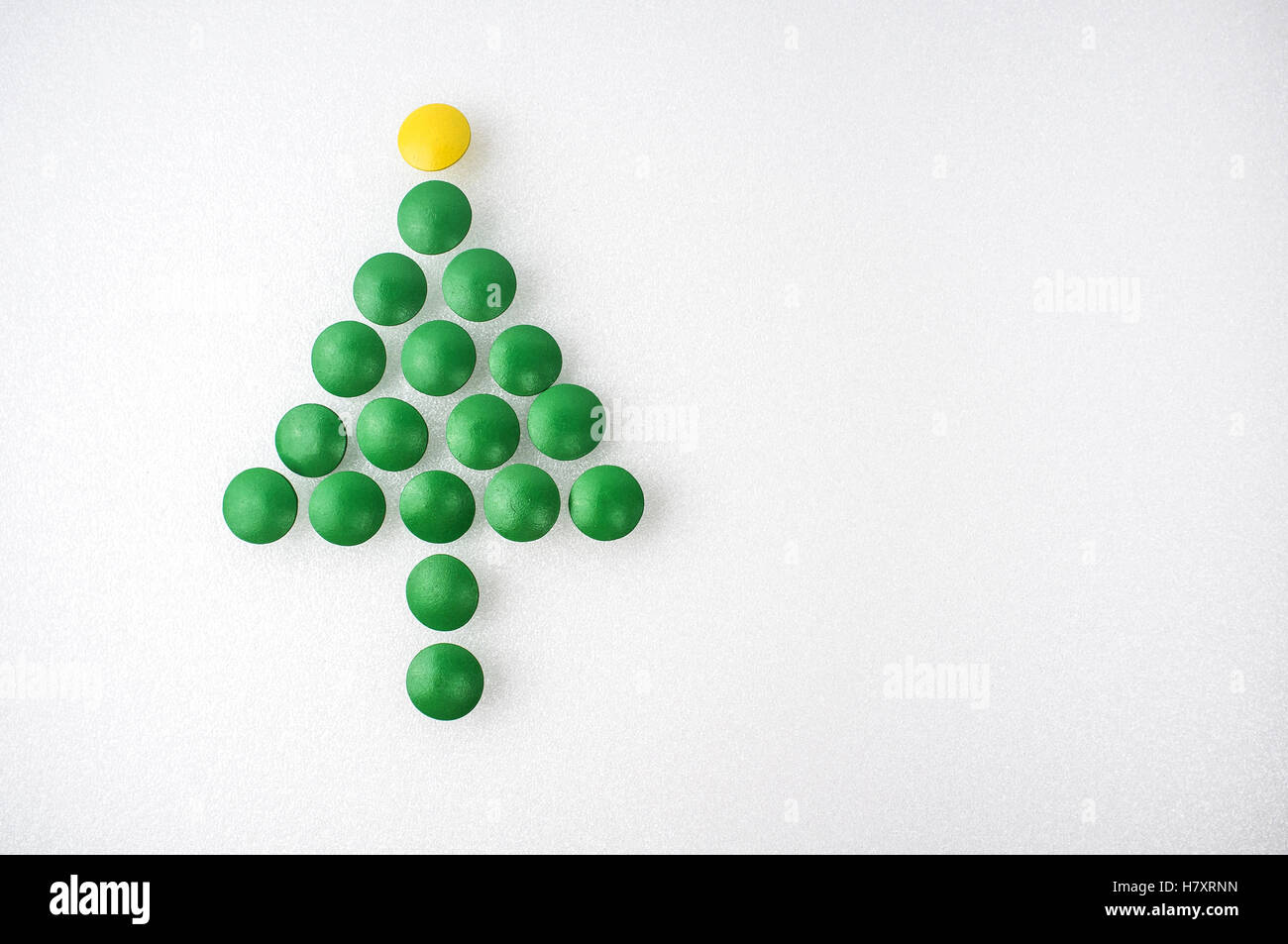 Verde perni di spinta. Thumbtacks albero di natale forma isolata su sfondo bianco. Vista dall'alto. Close up. Foto Stock