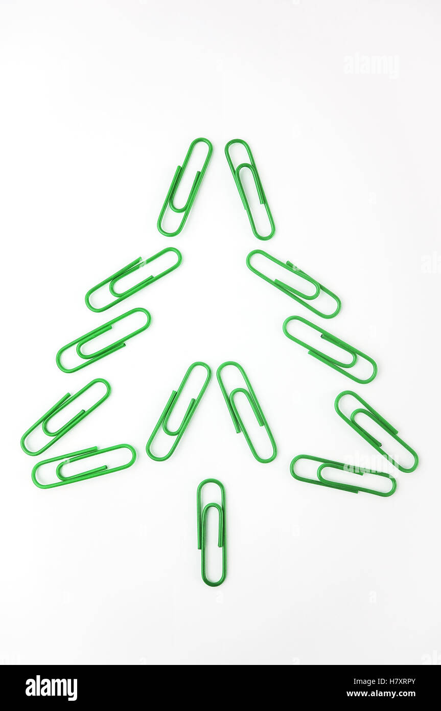 Clip Verde albero di natale forma isolata su sfondo bianco. Vista dall'alto. Close up. Foto Stock