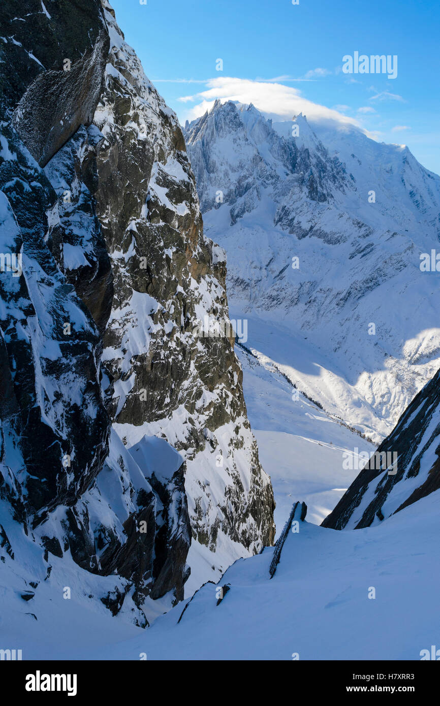 Coperto di neve e piste da sci alpino. Valle Blanche, Mont Blanc di Chamonix. Vista dal Gran Massiccio. Foto Stock