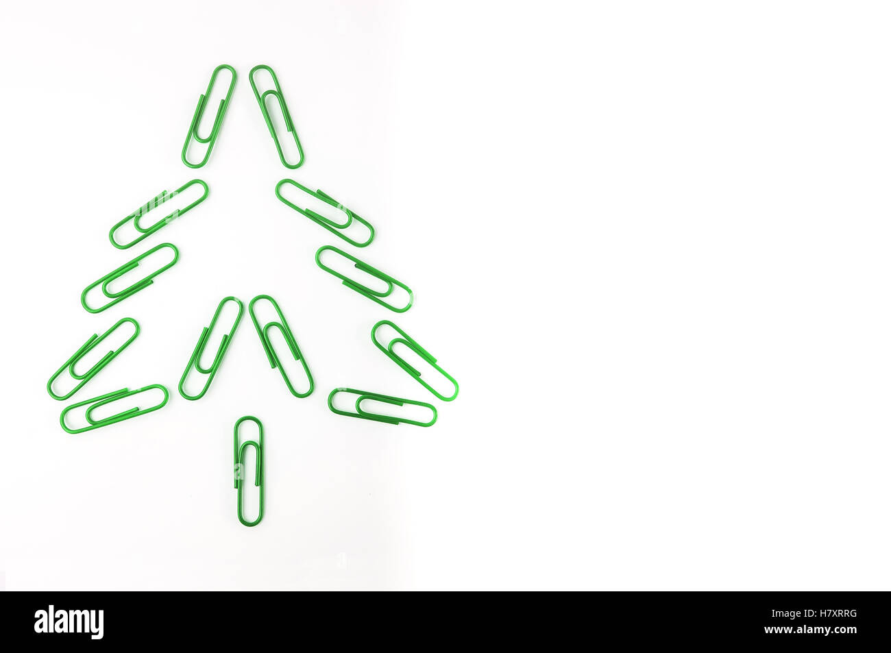 Clip Verde albero di natale forma isolata su sfondo bianco. Vista dall'alto. Close up. Foto Stock