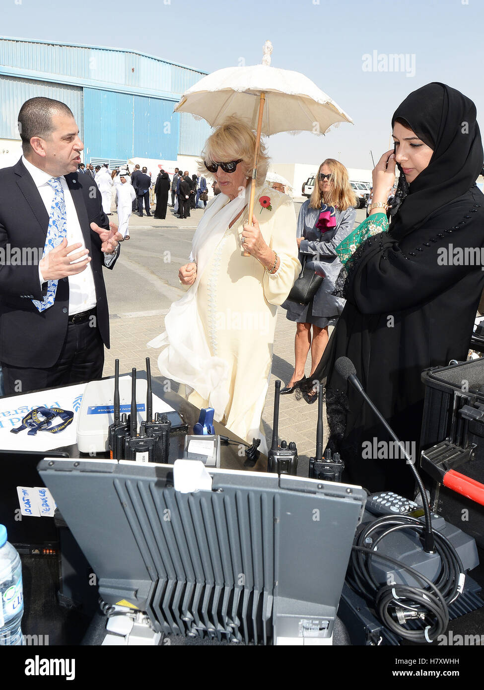 La duchessa di Cornovaglia detiene un ombrellone come ella tours internazionale umanitaria nella città di Dubai per vedere l'innovazione e le migliori prassi in aiuti umanitari consegna. Foto Stock