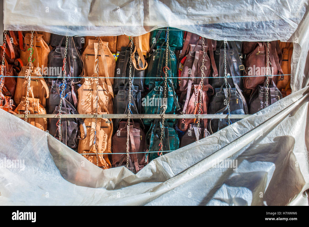 Mercato di strada indietro stallo abbondanza di Zaini in pelle Foto Stock