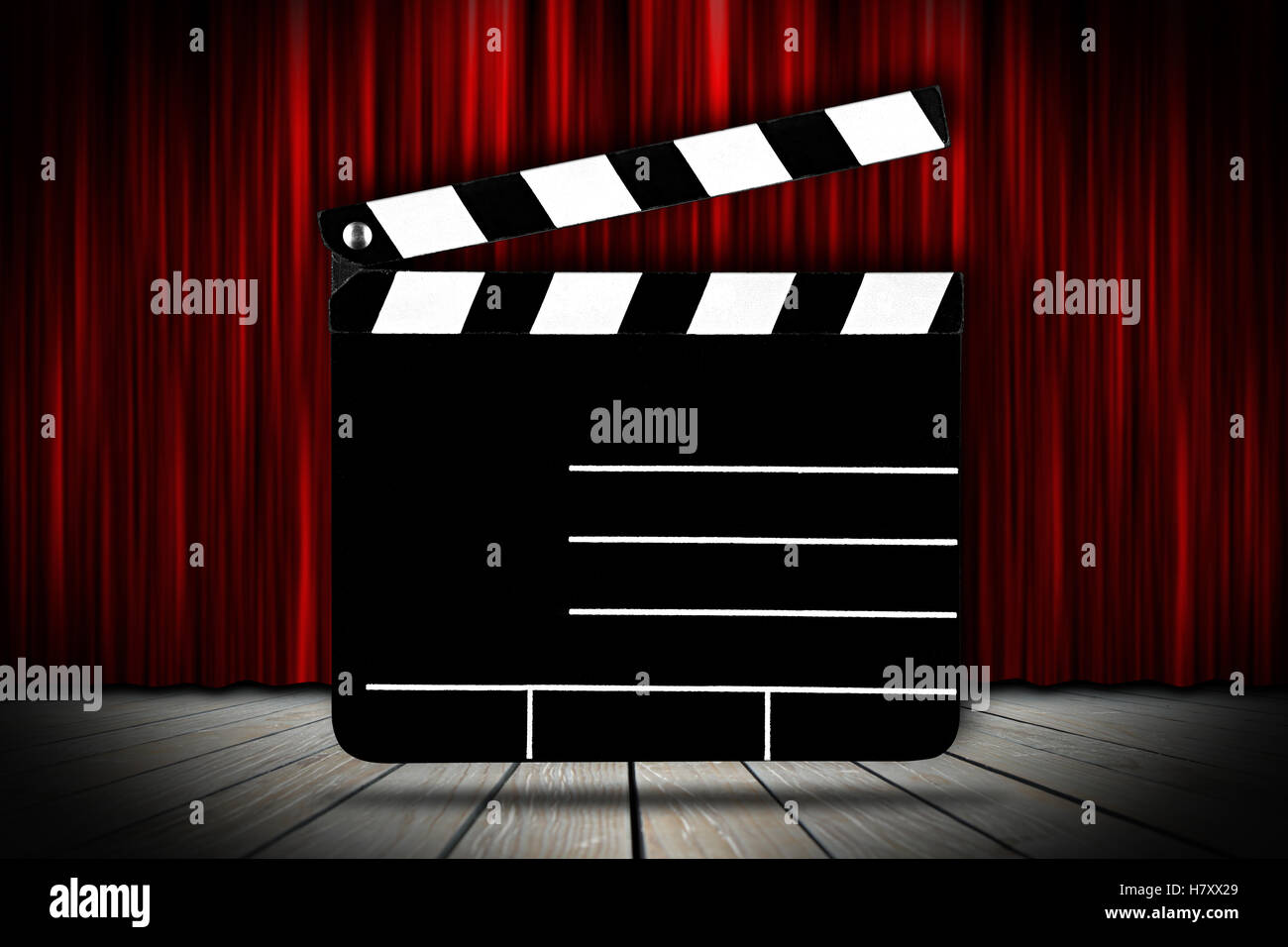 Cinema modello di voucher con vuoto vuoto ardesia clapperboard sul palcoscenico teatrale con tende rosse Foto Stock