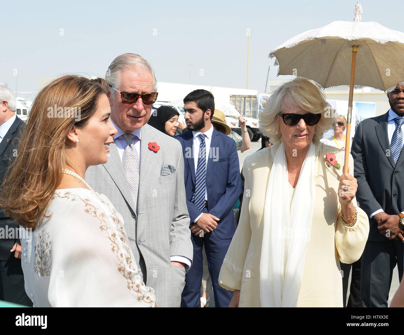 La principessa Haya di Giordania (sinistra) parla con il Principe del Galles e la duchessa di Cornovaglia come essi tour internazionale umanitaria nella città di Dubai per vedere l'innovazione e le migliori prassi in aiuti umanitari consegna. Foto Stock