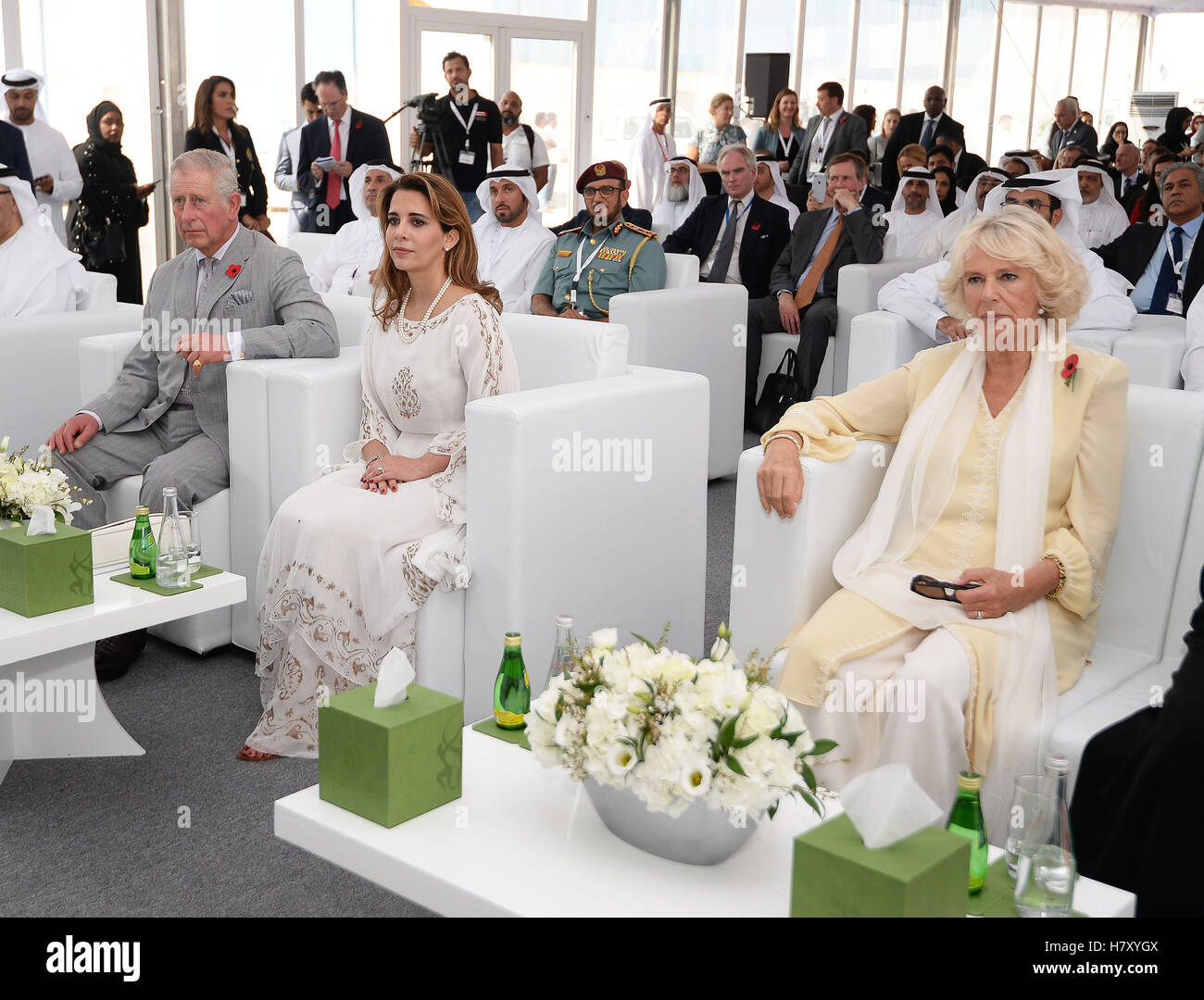 Il Principe di Galles, Principessa Haya e la duchessa di Cornovaglia guardare un film durante un tour dell'umanitaria internazionale nella città di Dubai per vedere l'innovazione e le migliori prassi in aiuti umanitari consegna. Foto Stock