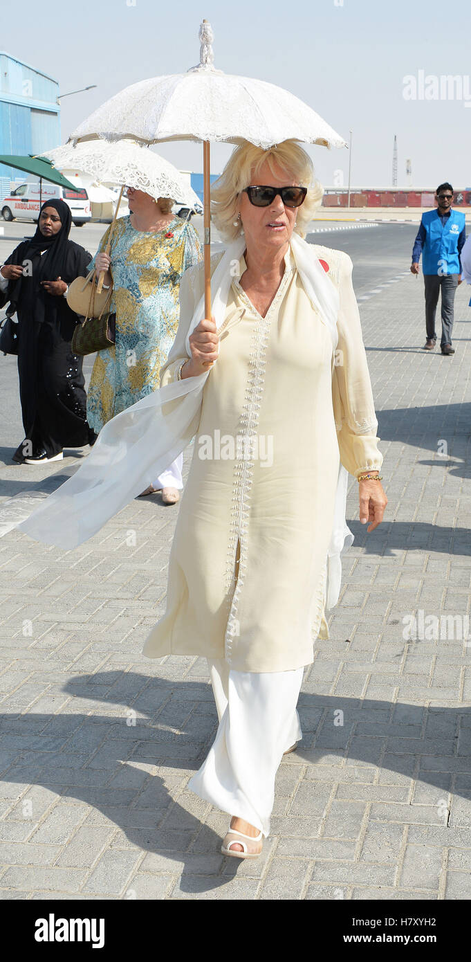 La duchessa di Cornovaglia detiene un ombrellone come ella tours internazionale umanitaria nella città di Dubai per vedere l'innovazione e le migliori prassi in aiuti umanitari consegna. Foto Stock