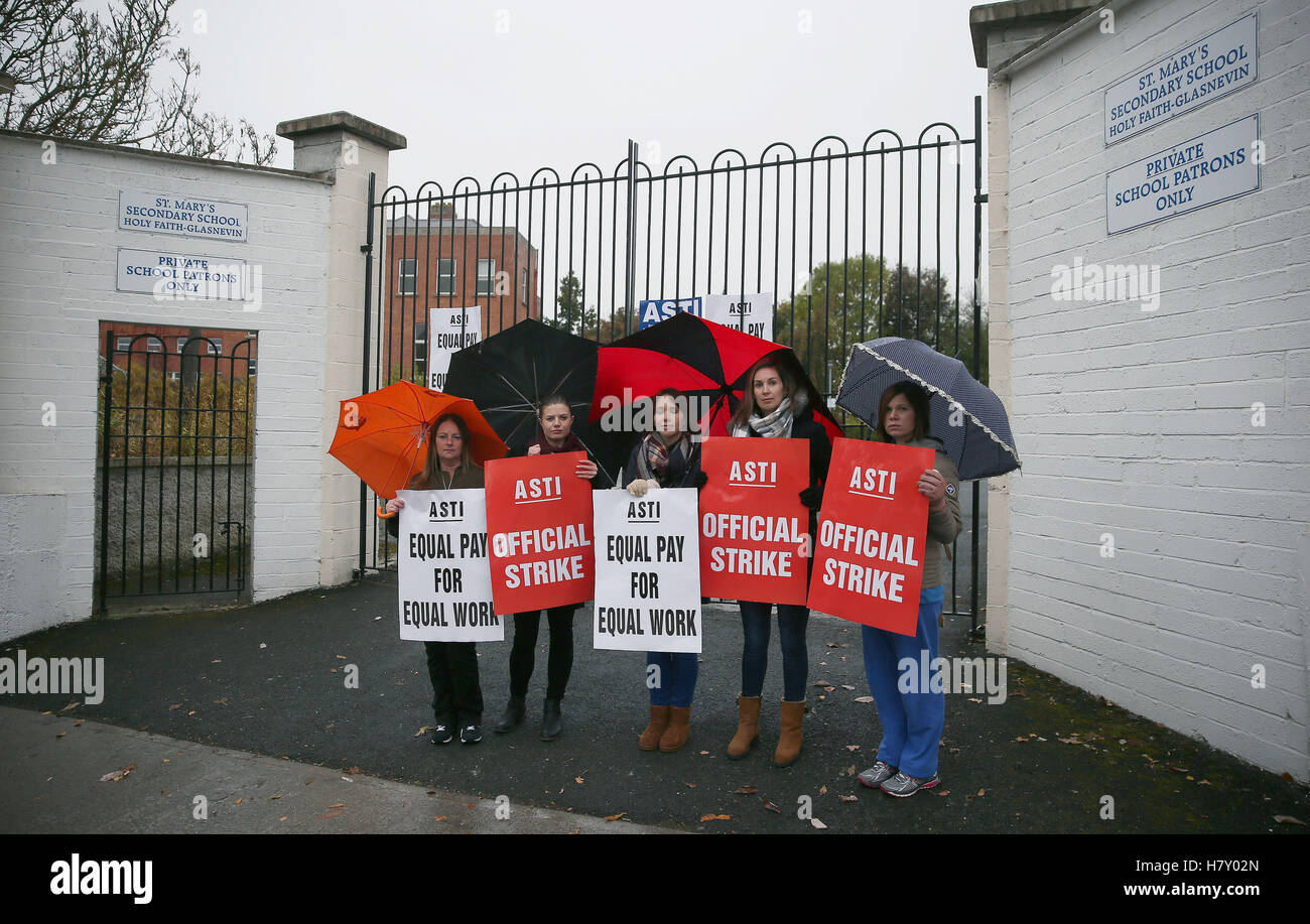 I membri della Associazione degli insegnanti delle scuole secondarie dell'Irlanda (Asti) prendere parte ad uno sciopero al di fuori di San Mary Scuola Secondaria santa fede, Glasnevin Dublin, come l'Unione europea cerca la parità di salario per il personale qualificato a partire dal 2011. Foto Stock