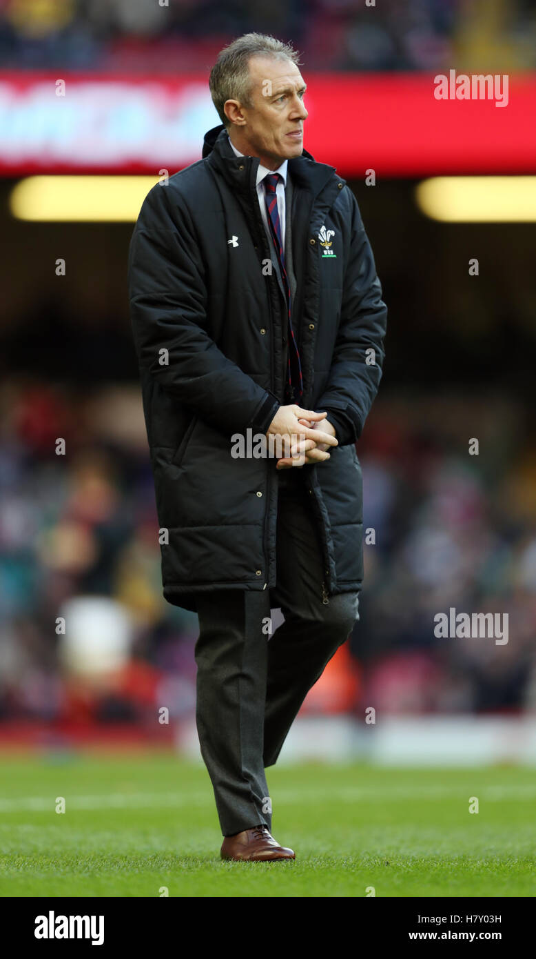 Il Galles coach Rob Howley durante l'autunno partita internazionale presso il Principato Stadium di Cardiff. Stampa foto di associazione. Picture Data: Sabato 5 novembre 2016. Vedere PA storia RUGBYU Galles. Foto di credito dovrebbe leggere: David Davies/filo PA. Restrizioni: Utilizzo soggetto a restrizioni. Solo uso editoriale. Uso non commerciale. Nessun uso in libri o stampare le vendite senza la preventiva autorizzazione. Foto Stock