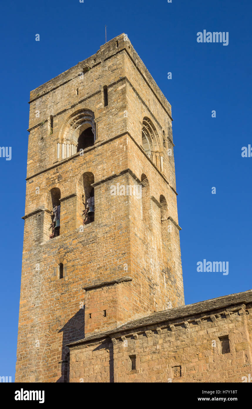 La torre della chiesa storica di Ainsa, Spagna Foto Stock