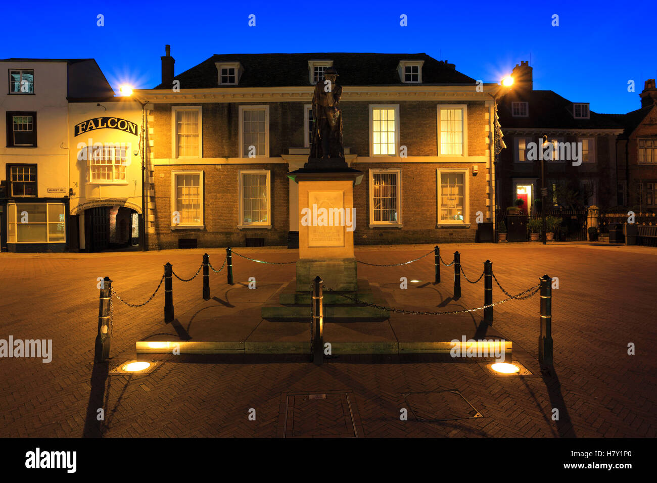 Il Memoriale di guerra, Huntingdon Town, la piazza del mercato, Fenland, Cambridgeshire, Inghilterra Foto Stock