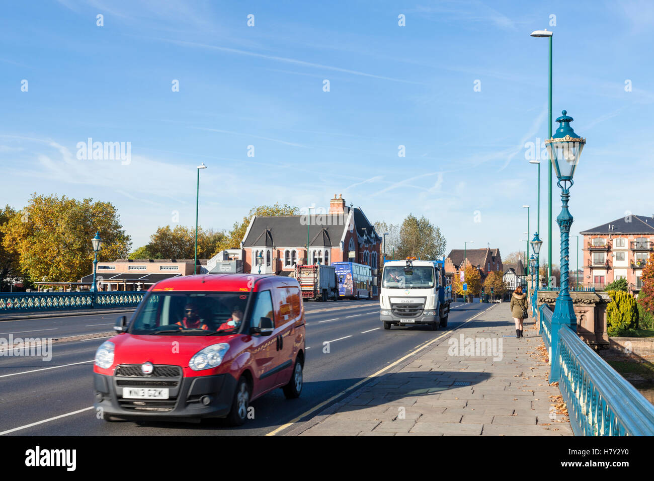 Il traffico su Trent Bridge, Nottingham, Inghilterra, Regno Unito Foto Stock