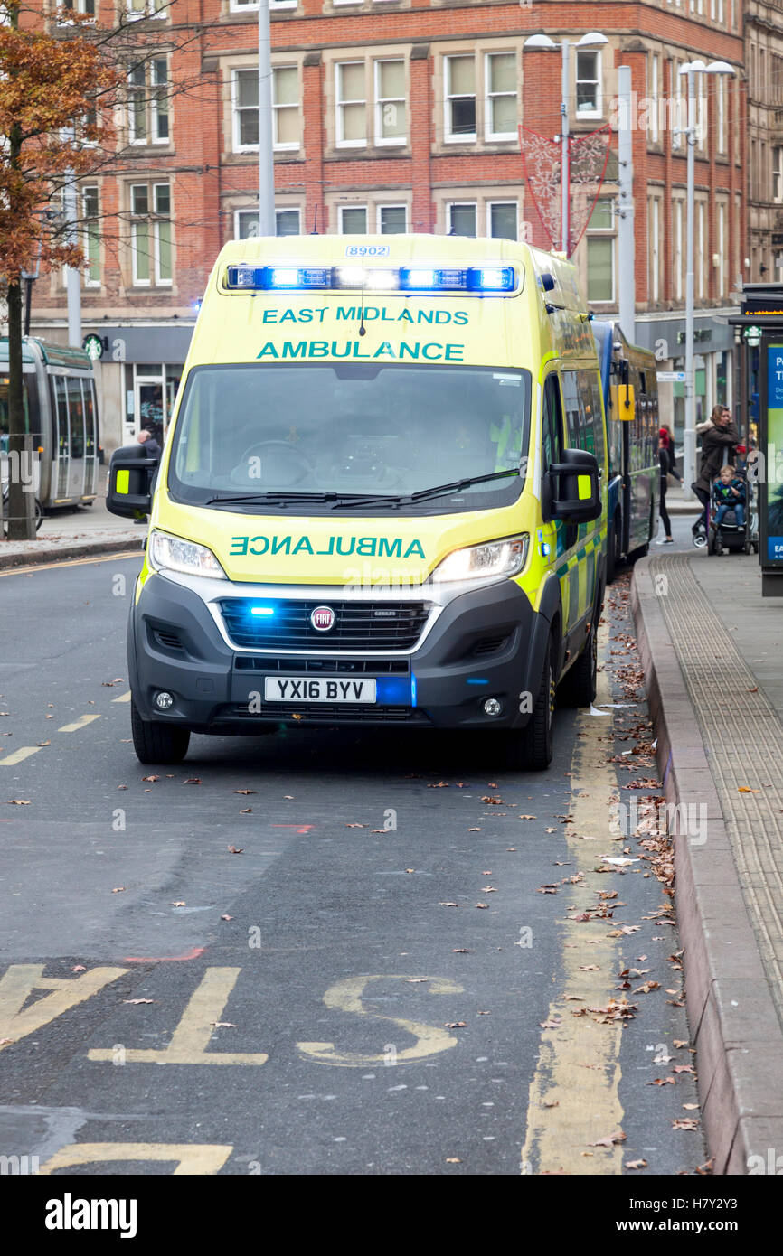 East Midlands servizio ambulanza frequentando un incidente su un centro città Street, Nottingham, Inghilterra, Regno Unito Foto Stock