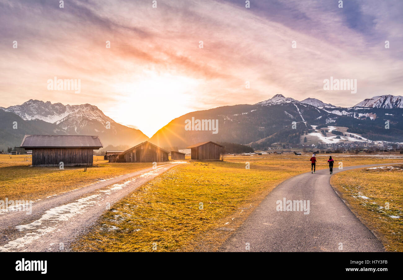 Inverno tramonto sul paese alpino di strade Foto Stock