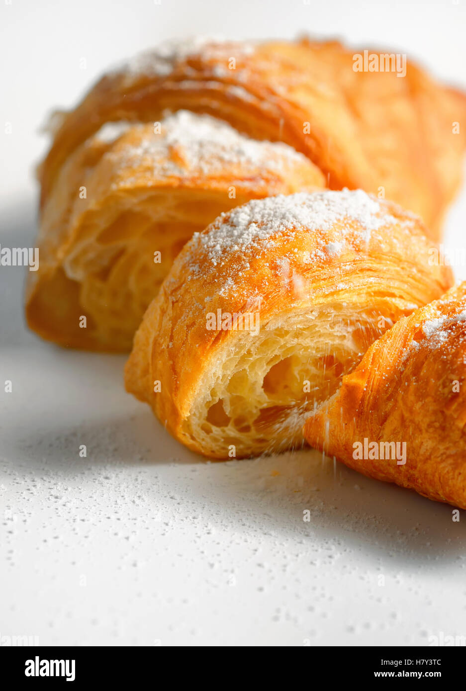 Fette di freschi e gustosi croissant Foto Stock