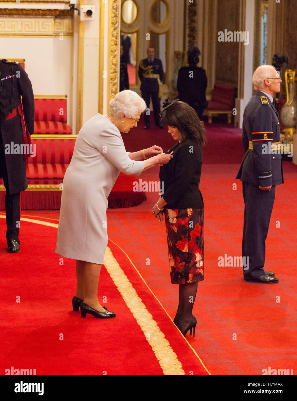 Jayne Senior da Rotherham è realizzato un membro dell'ordine dell'Impero Britannico (MBE) dalla Regina Elisabetta II durante una cerimonia di investitura a Buckingham Palace. Foto Stock