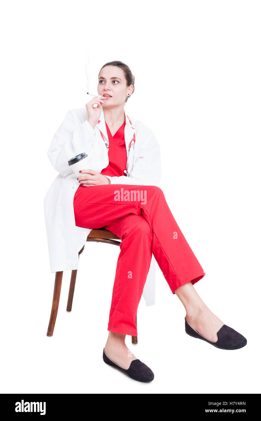 Concetto di rilassamento con la donna medic a bere caffè e Sigaretta fumare isolati su sfondo bianco Foto Stock