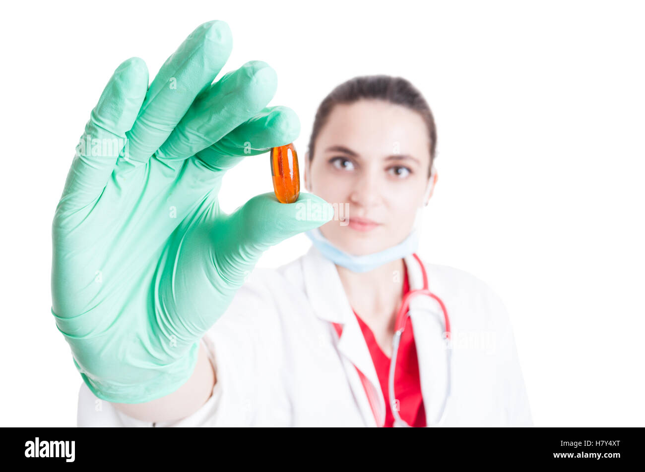 Medico donna tenendo in mano la vitamina pillola in primo piano isolato su sfondo bianco Foto Stock