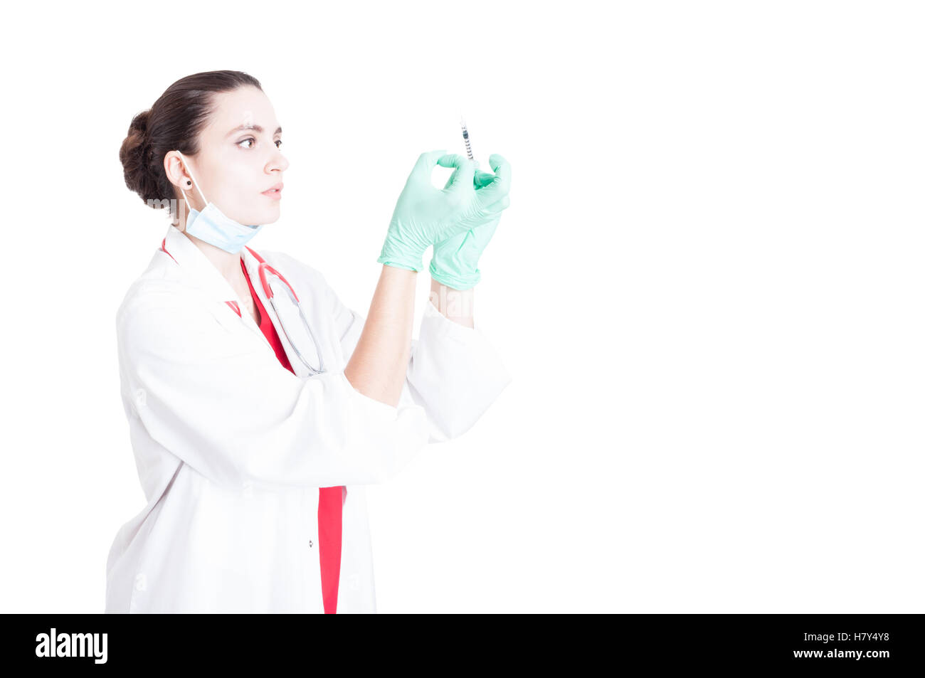 Professionista medico Prepararsi e preparare la siringa per il vaccino bianco su sfondo per studio con area pubblicitaria Foto Stock
