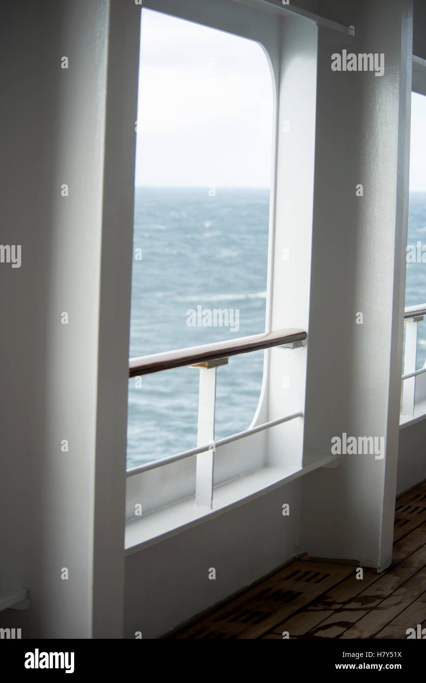 Ocean Liner Queen Mary 2 attraversando l'Oceano Atlantico, guardando fuori attraverso la rampa dal ponte passeggiata Foto Stock