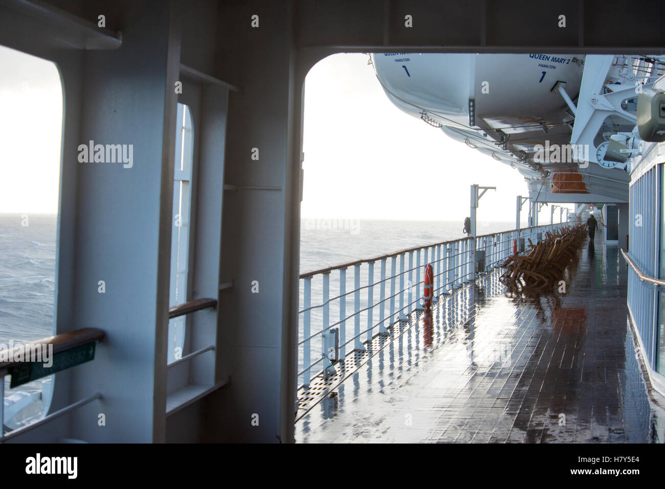Ponte passeggiata e le imbarcazioni di salvataggio ocean liner Queen Mary 2 attraversando l'oceano Atlantico Foto Stock