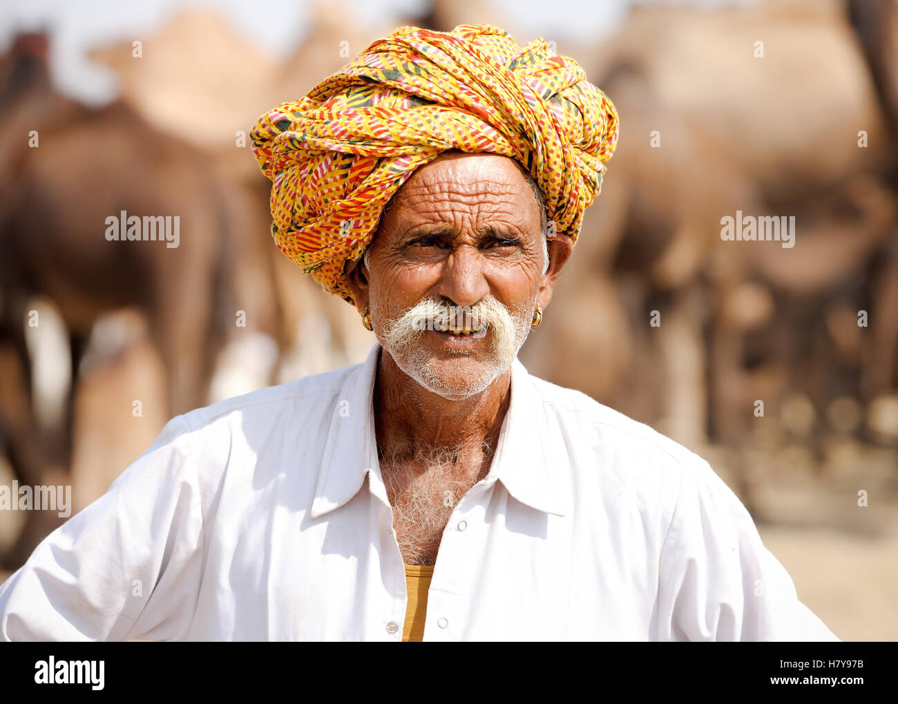 Ritratto di un indiano di Rajasthani uomo frequenta la fiera di Pushkar, India Foto Stock
