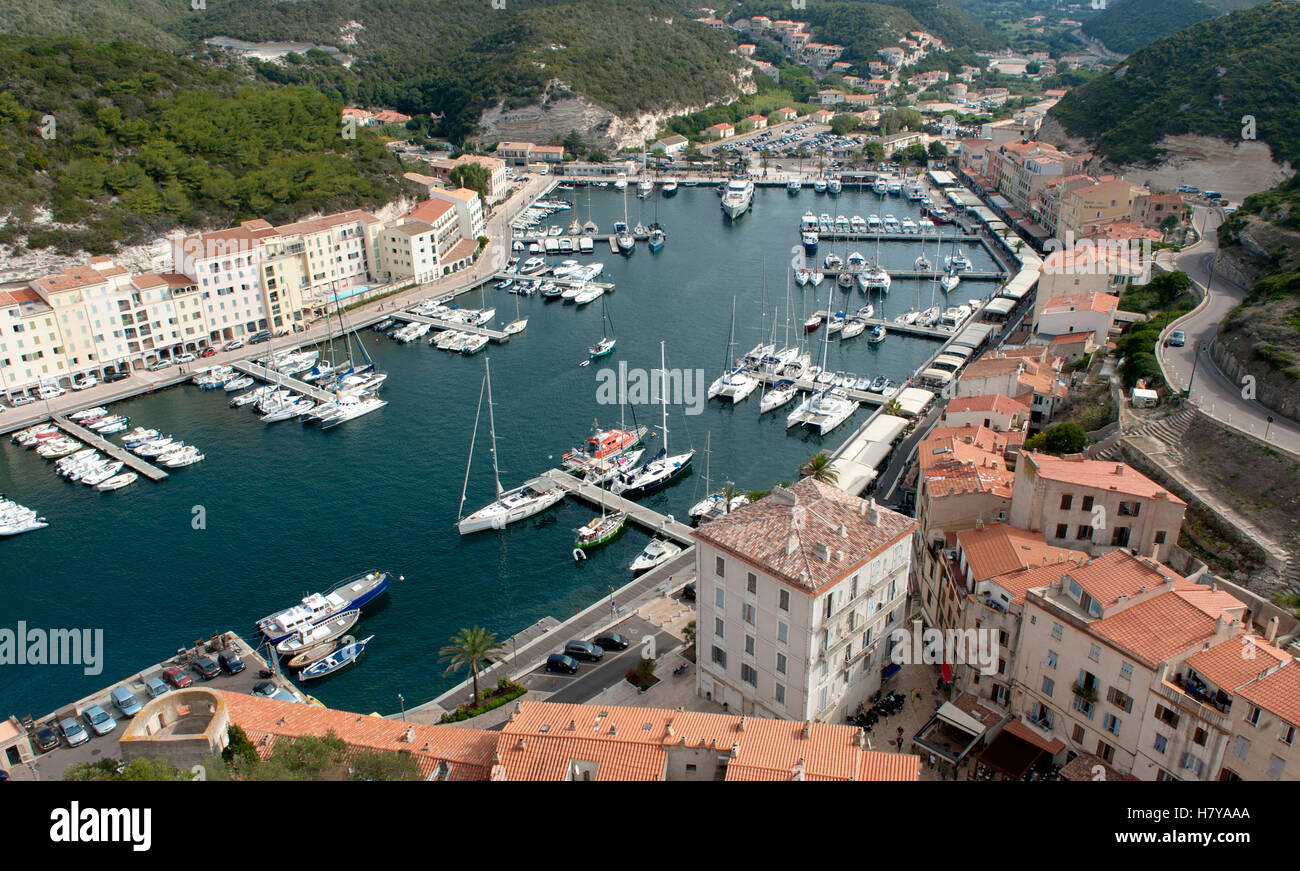 Il porto naturale di Bonifacio visto dalla cittadella che protegge l'ingresso nel sud della Corsica, Francia Foto Stock