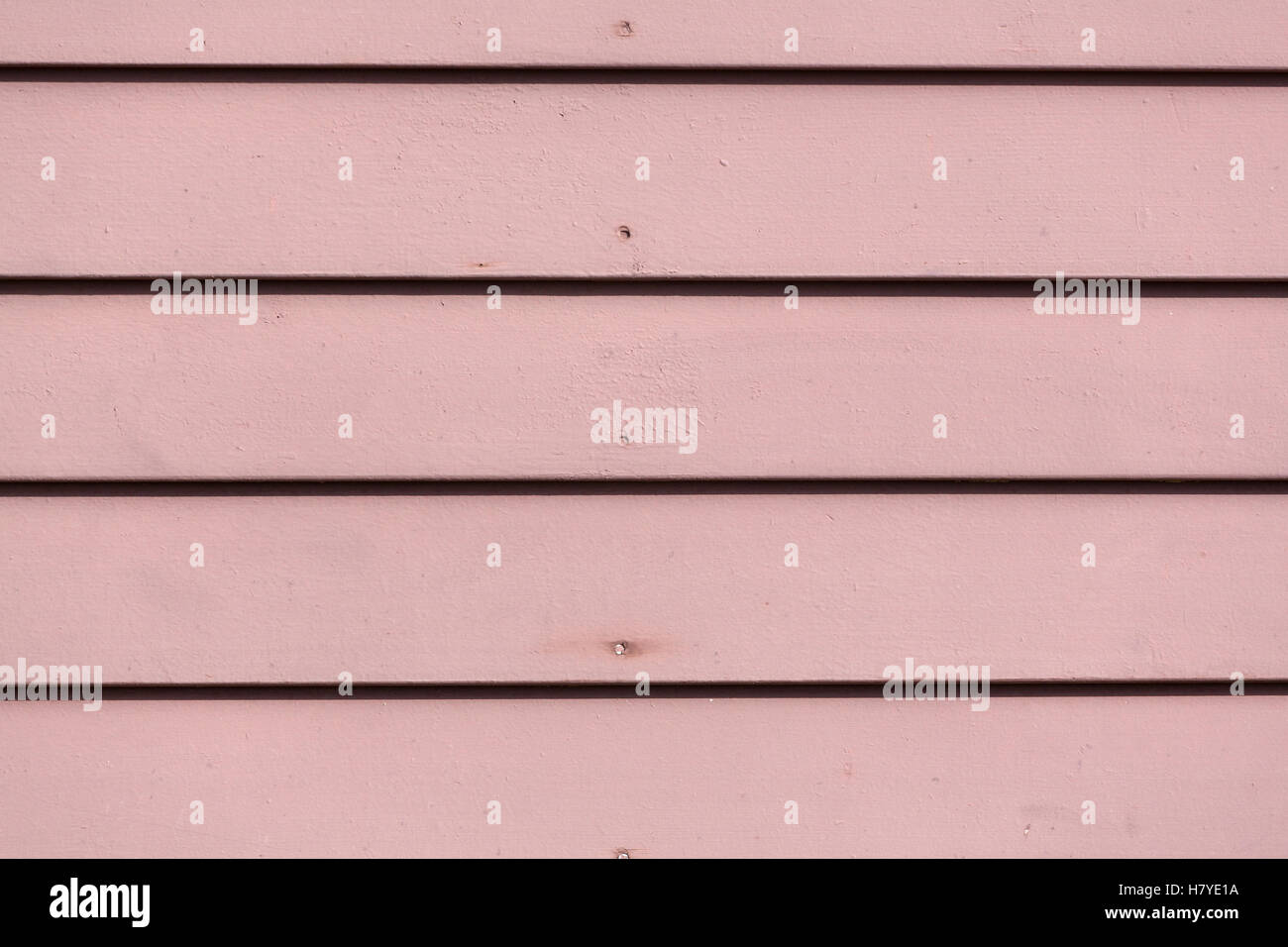 Chiudere la vista del dipinto di rosso clapboard schierandosi su una parete esterna. Foto Stock