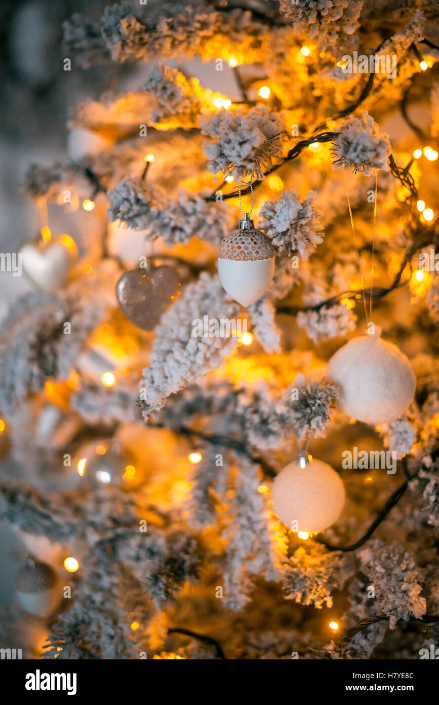 Sfondo bellissimo albero di Natale decorato con sfere di giocattolo e ghirlande.L'idea per cartoline. soft focus. shallow dof Foto Stock