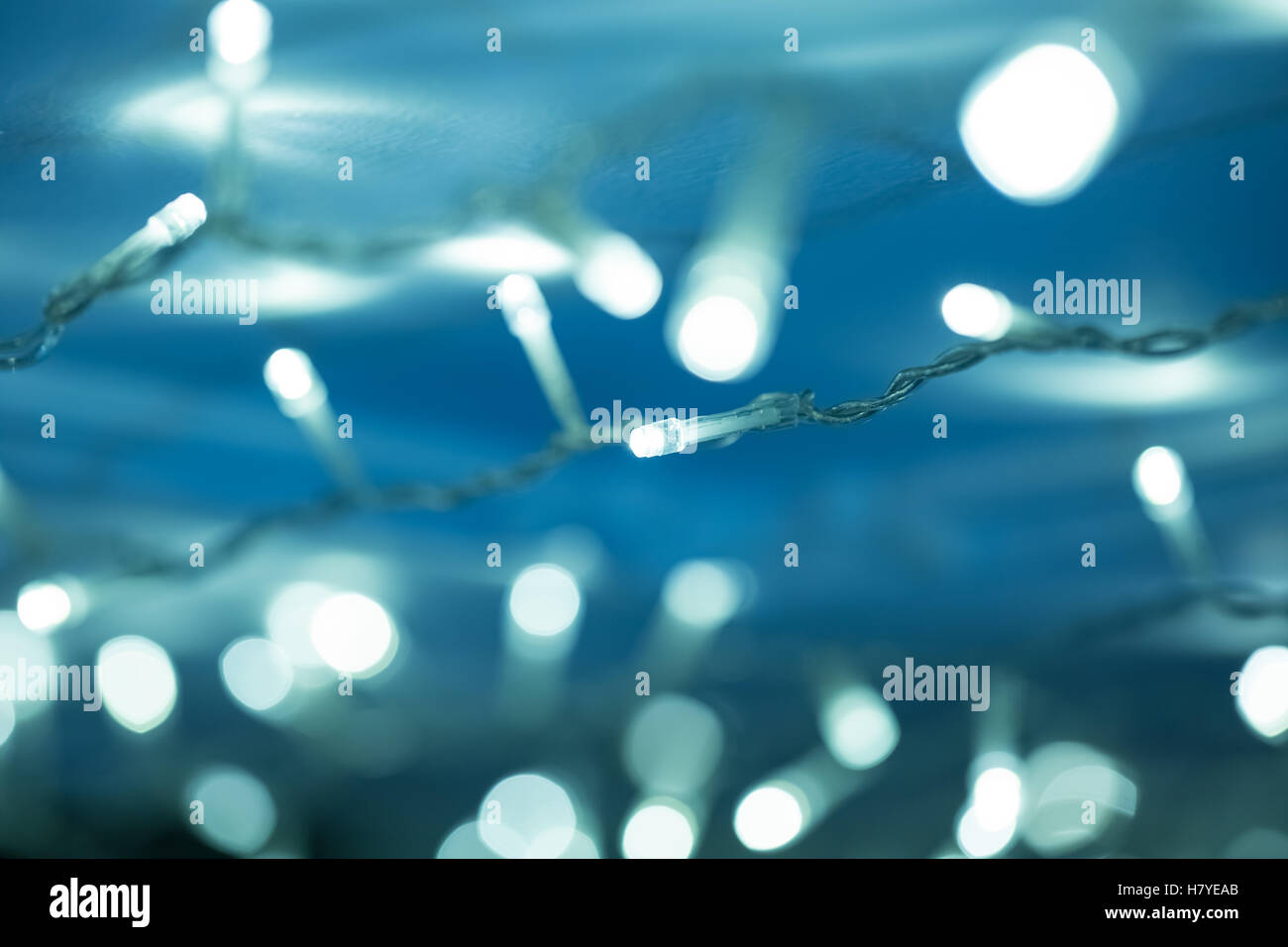Bellissimo sfondo sfocato il bagliore delle luci blu del garland. L'idea per cartoline. soft focus. shallow dof Foto Stock
