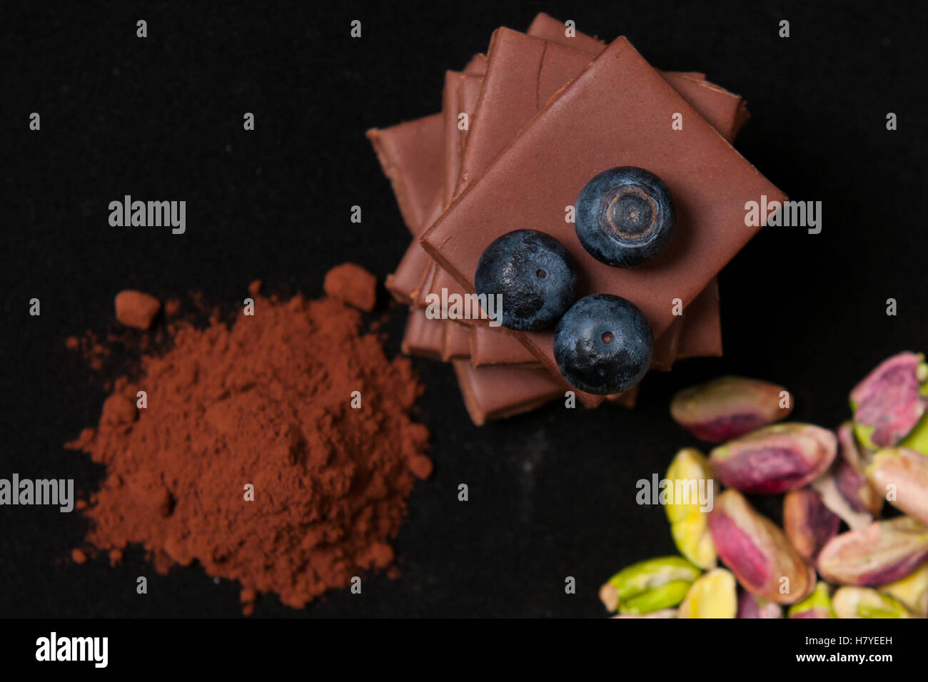 Cioccolato e frutta su uno sfondo nero. Foto Stock