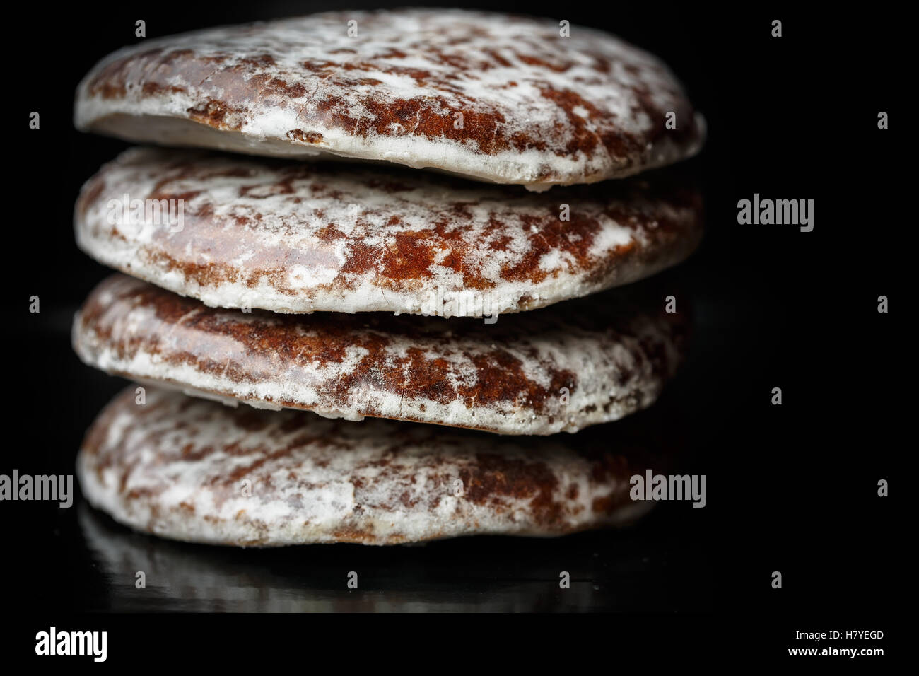 Round Lebkuchen su sfondo nero Foto Stock