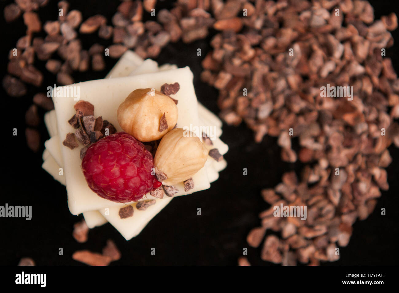 Cioccolato e frutta su uno sfondo nero. Foto Stock