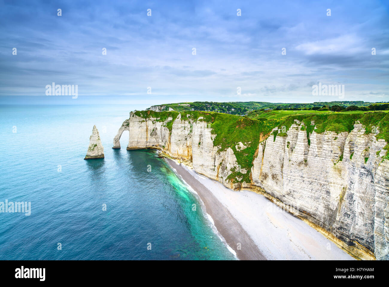 Etretat Aval cliff, rocce e arco naturale punto di riferimento e il blu oceano. Vista aerea. La Normandia, Francia, Europa. Foto Stock