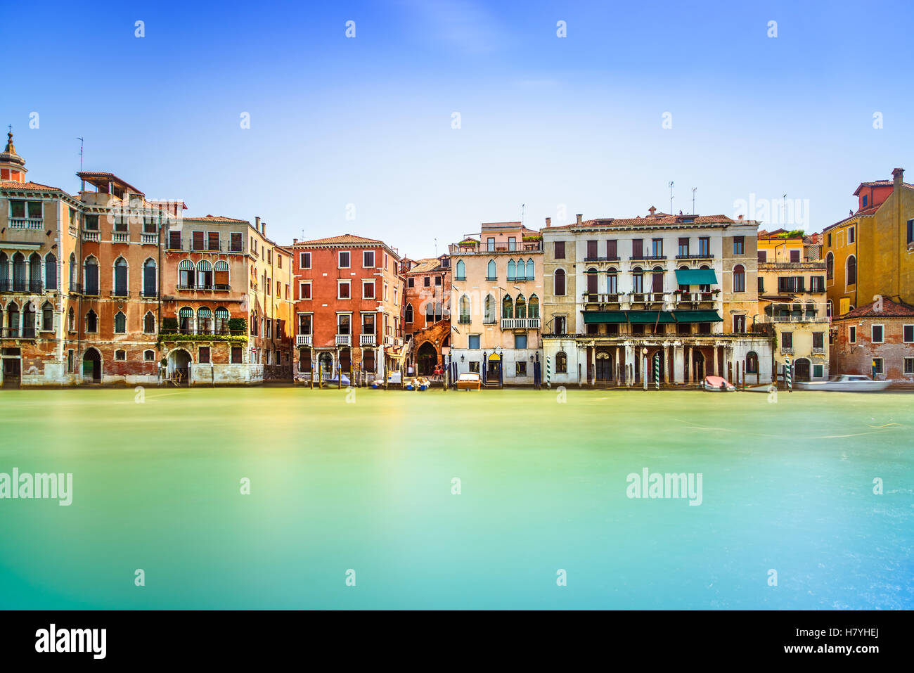 Venezia cityscape, acqua canal grande e tradizionale facciata degli edifici. L'Italia, l'Europa. Foto Stock