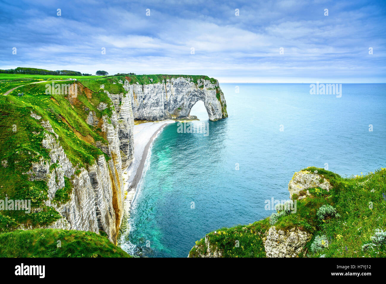 Etretat, la Manneporte roccia naturale arch meraviglia, Cliff e spiaggia. Fotografie con lunghi tempi di esposizione. La Normandia, Francia. Foto Stock