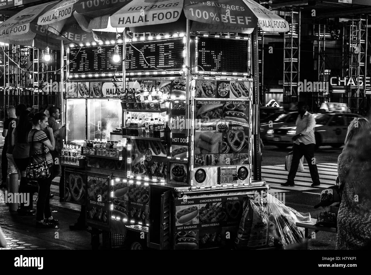 New York street fornitore con cibo Halal carrello di notte. Foto Stock