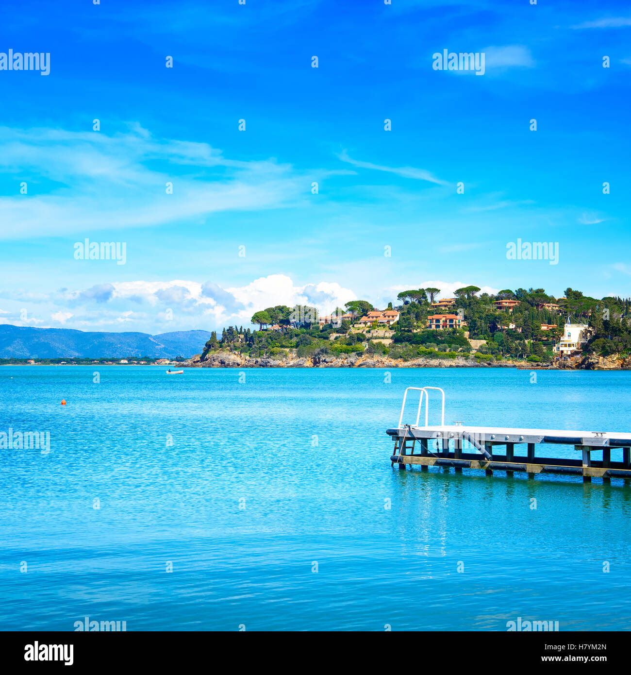 Il molo di legno o molo su un mare azzurro e cielo chiaro. Bay beach in Monte Argentario, Porto Santo Stefano, Toscana, Italia Foto Stock