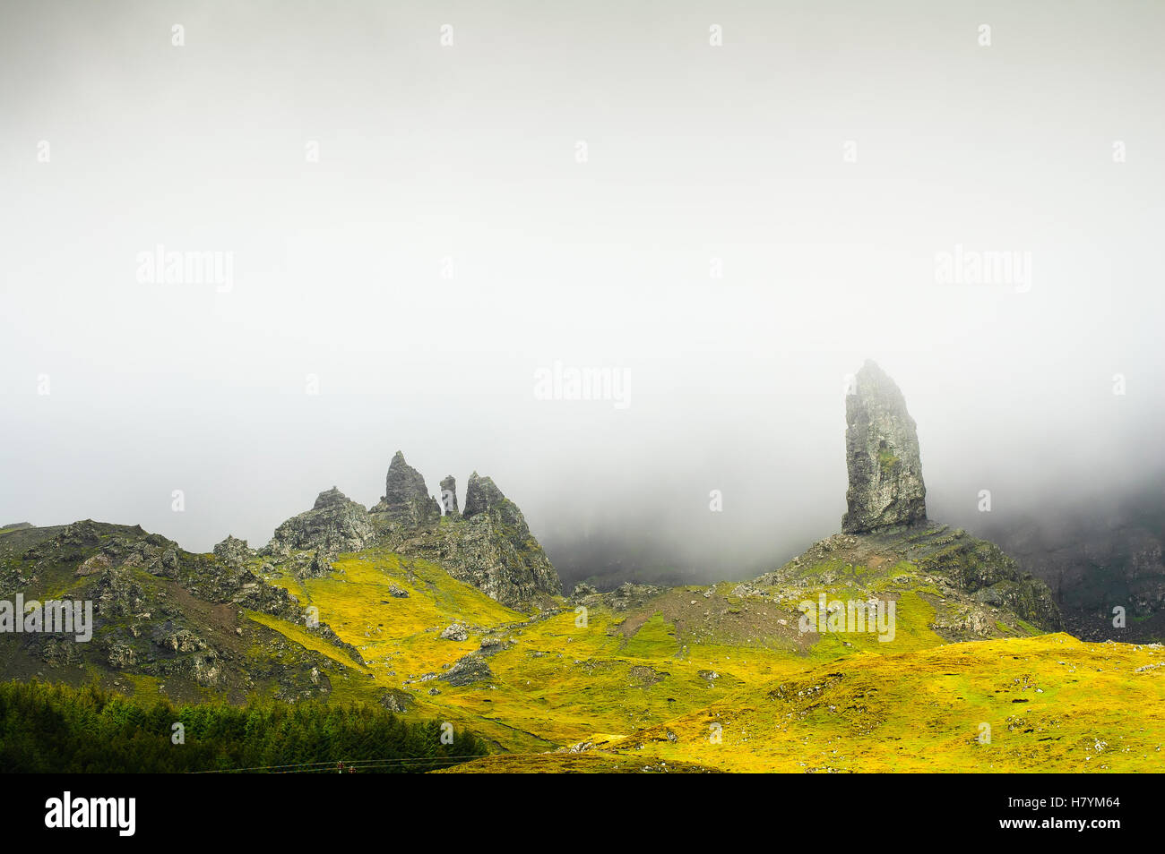 Il vecchio uomo di Storr rock nella nebbia sull isola di Skye montagne. La Scozia, Regno Unito, Europa Foto Stock