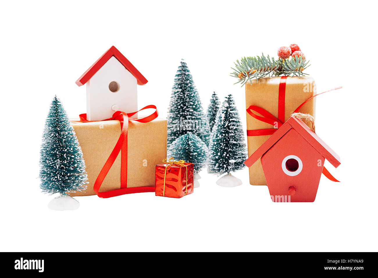 Natale disposizione lineare di birdhouses, alberi e confezioni regalo isolato su bianco Foto Stock