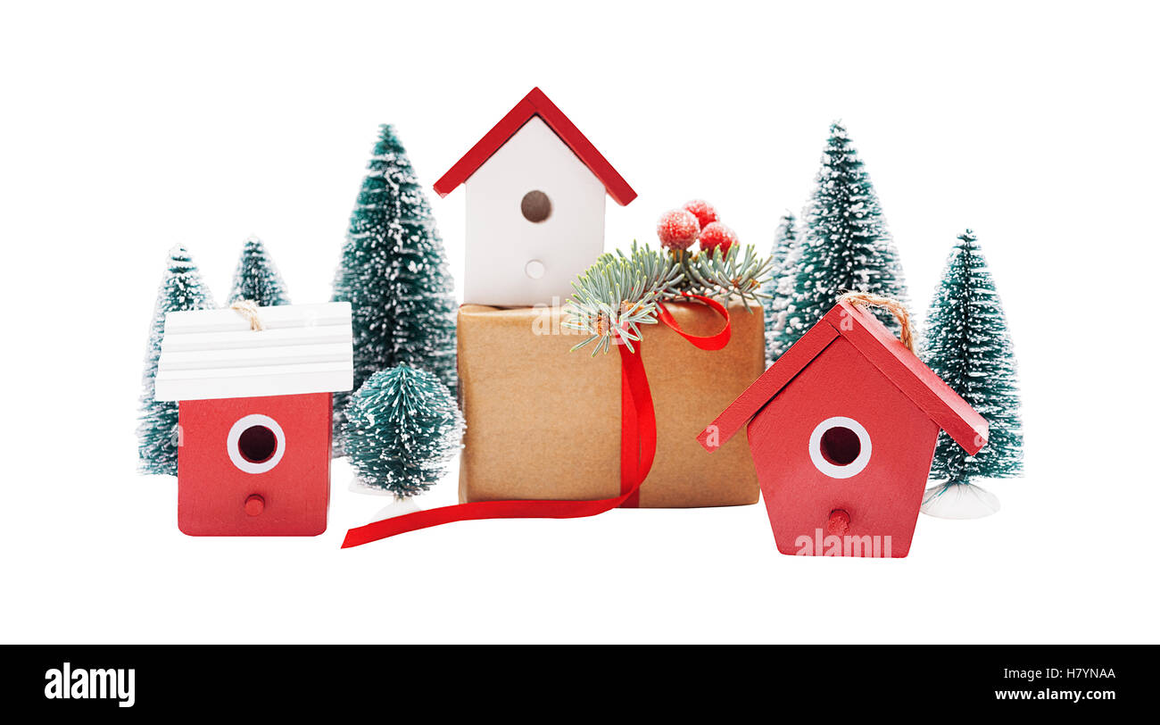 Natale disposizione lineare di birdhouses, alberi e confezioni regalo isolato su bianco Foto Stock