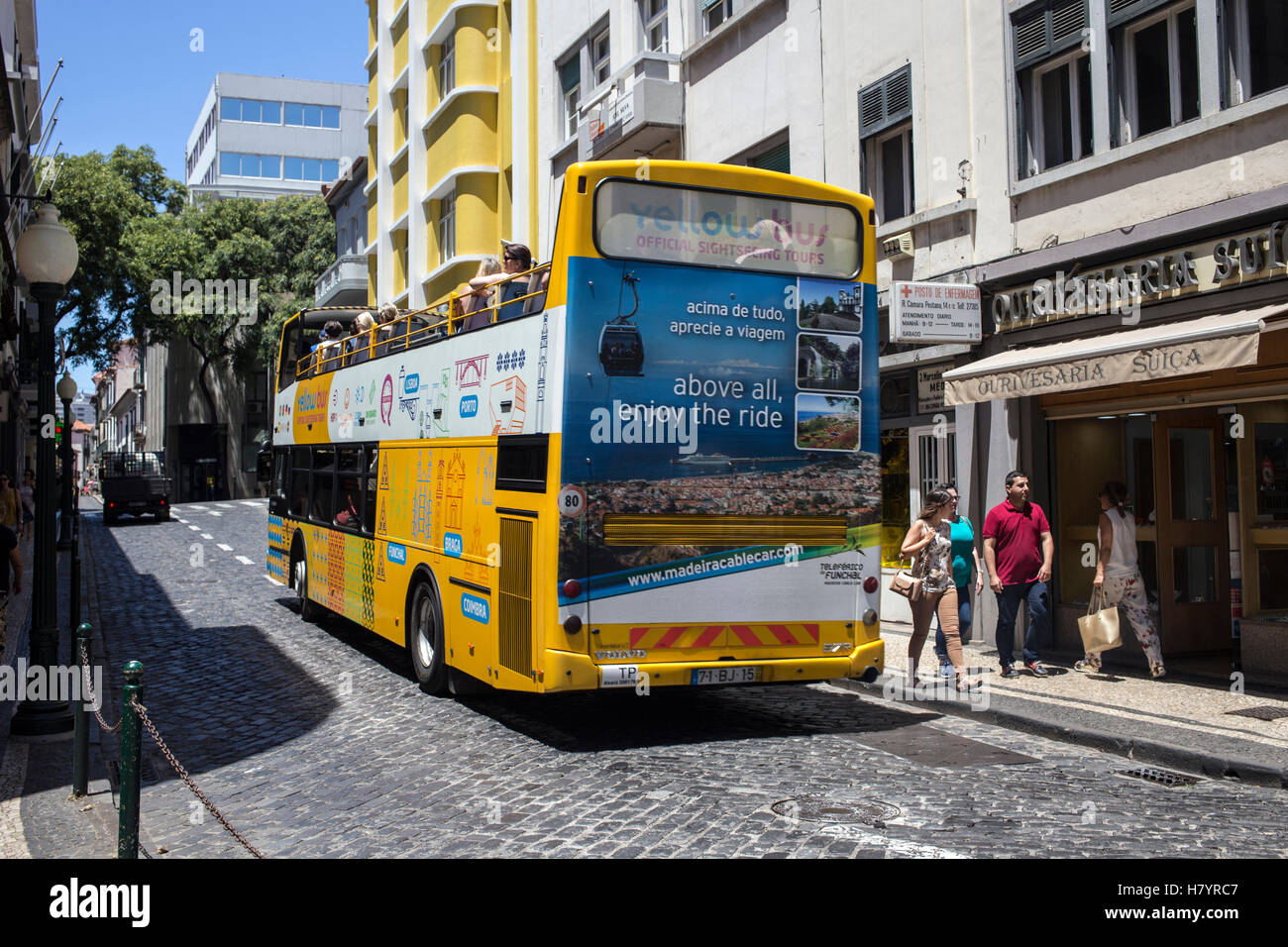 Giallo autobus turistico a Funchal, Madeira, Portogallo Foto Stock